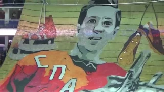 Фанаты растягивают на трибуне огромный стяг с изображением Бориса Майорова