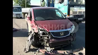 Молодой автолюбитель гнал по встречной полосе и разбил две машины в Хабаровске. Mestoprotv