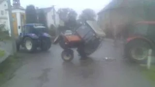 Převrácený traktor Zetor 7711/ Tractor overturn