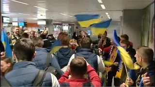 Болельщики встречают сборную Украины после матча с сербами