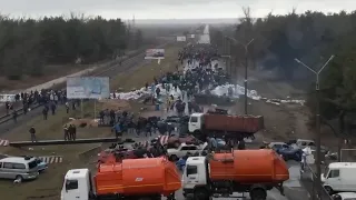 Тысячи мирных людей в Энергодаре перекрыли российским оккупантам дорогу