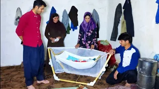 Khorshid and Ashraf return to the mountain house and wash Charme and Nazita