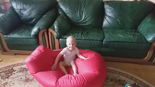 Малыш прыгает с дивана
