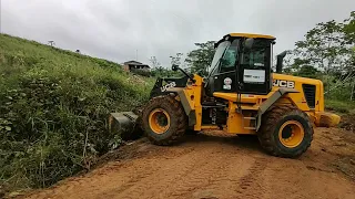 LIMPANDO A SARJETA E O BUEIRO COM PÁ CARREGADEIRA JCB 426ZX