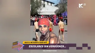 Jóvenes escolares bailan como Ricardo Milos