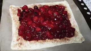 Delicious and inexpensive: Puff pastry dessert in 10 minutes! Cherry and strawberry pie