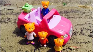 BEACH Day in Musical Fisher Price Pink Convertible with DANIEL TIGER NEIGHBOURHOOD Toys!