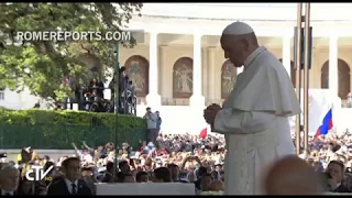 Pope Francis prays before the image of Our Lady of Fatima