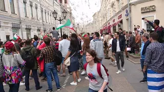 Футбольные фанаты в Москве возле ГУМ.