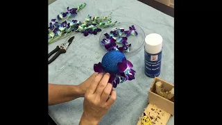 Tutorial: how to make a pomander with fresh flowers