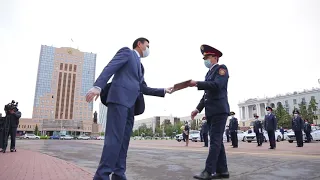 Аким столицы Алтай Кульгинов вручил стражам порядка ключи от  30 автомобилей