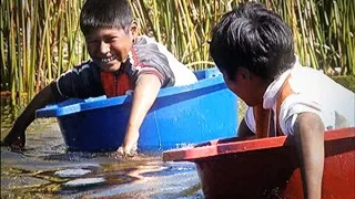 Niños cruzan el Titicaca en bateas para llegar al colegio