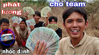 Sang Vlog PHÁT LƯƠNG YouTube Cho Team Và Thăm Nhà Nhóc Dảnh