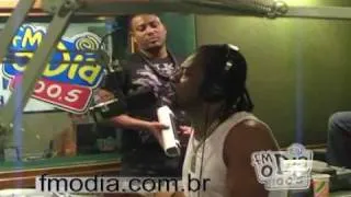 Revelação canta "Coladinho" ao vivo na FM O DIA