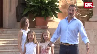 Los Reyes posan con sus hijas, Leonor y Sofía, en el Palacio de Marivent | Diez Minutos