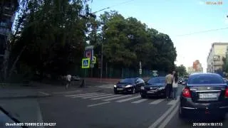 Пешеход избил водителя Toyota  Pedestrian beat Toyota driver