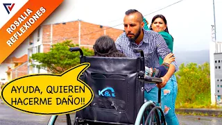 Joven ayudó a una mujer en silla de ruedas que corría peligro