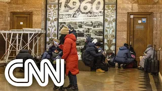 Repórter da CNN mostra estação de metrô transformada em abrigo na Ucrânia | JORNAL DA CNN