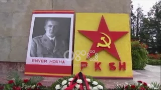 Ora News - "Lavdi shqiptarit të madh Enver Hoxha" komunistët tek Varrezat e Dëshmorëve