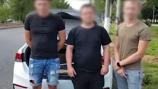 Полиция в Волжском допросила тиктокера в лодке на крыше машины и его друзей