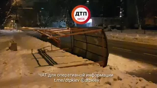 ЧП в соломенском районе Киева: на ул.Антонова устала и упала остановка общественного транспорта.   О