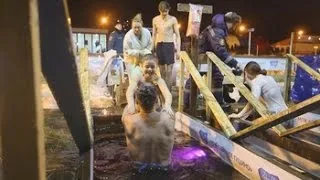 Los rusos se bañan en aguas heladas para celebrar la Epifanía del Señor