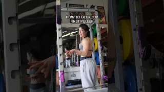 How To Get Your *First* Pull up 🤭 #gym #girl #pullups #howto