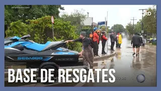 Viaduto em Porto Alegre (RS) serve de base para equipes de resgate
