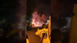 Фанаты Ростова встретили футболистов по дороге из аэропорта