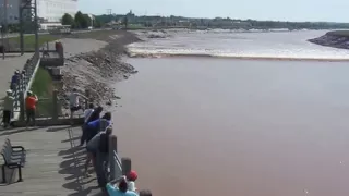 Super moon tidal bore, June 23, 2013 @ Moncton NB: 10h15.