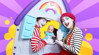 Tolles Video mit Clowns. Neues Haus für die Baby Born Puppe. Lustiges Spielzeug Video für Kinder