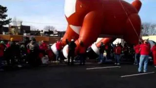 Огромный надувной олень сдулся на параде