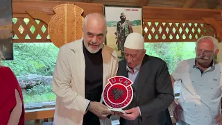 Rama, vizitë tek familja e Hashim Thaçit në Kosovë