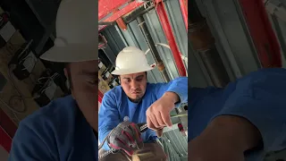 #electricidad 🇺🇸 asi es como se instalan estos conos rojos para mc cable 12/2