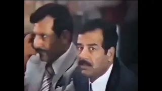 الرئيس صدام حسين بتعليق صورة الرئيس احمد حسن البكر في القاعة