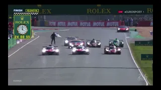 Chequered flag waver almost gets hit... | 24h Le Mans
