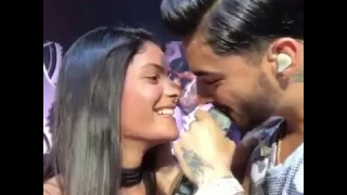 Maluma le da un beso en pleno concierto a una fan colombiana,  Manuela Álvarez