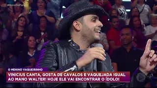 Mano Walter canta sucesso no palco da Hora do Faro