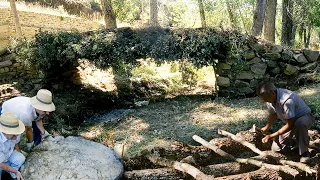 Construcción de un PUENTE con MADERA, PIEDRAS y RAMAS para cruzar un río en la naturaleza