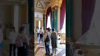 В Малахитовом зале Зимнего дворца наряжали всех невест дома Романовых