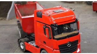 BIG RC ACTION! Stuck, while Overloaded! MB Actros Halfpipe Trailer high detailed!intermodellbau 2016