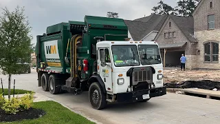 Waste Management:Peterbilt 520 CNG McNeilus ZR on trash 105835