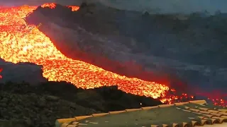 🔴"TSUNAMI DE LAVA"🔴  Impresionante velocidad y desborde del canal lávico del volcán de La Palma🟡🟡🟡