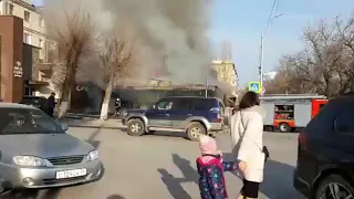 Горит кафе Саперави. Пожар на улице Чуйкова в Волгограде. Автор видео: Илья Николашин