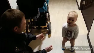 Малыш встречает папу после долгой командировки