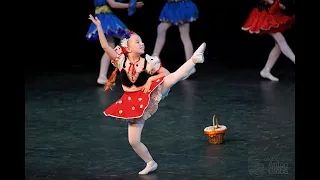 "На полянке", ансамбль "Ритмы детства". "On the meadow", the ensemble "Rhythms of childhood".