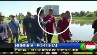 Cristiano Ronaldo craque et le jette le micro d'un journaliste dans un lac