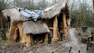 Obdachloser, der im Wald ein Haus aus Lehm und Büschen gebaut hat, soll sein Haus verlassen!