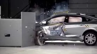 IIHS - 2015 Chrysler 200 4 door sedan - small overlap crash test / GOOD EVALUATION