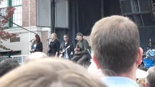 James Taylor performs at an Obama rally in Nashua, NH